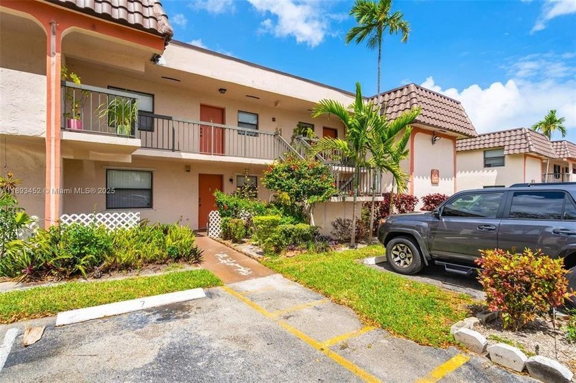 Discover the potential of this second-floor 2-bedroom - photo 2