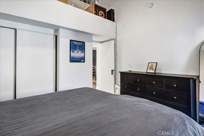 Move-in ready second-floor condo in the desirable Wrigley area - photo 13