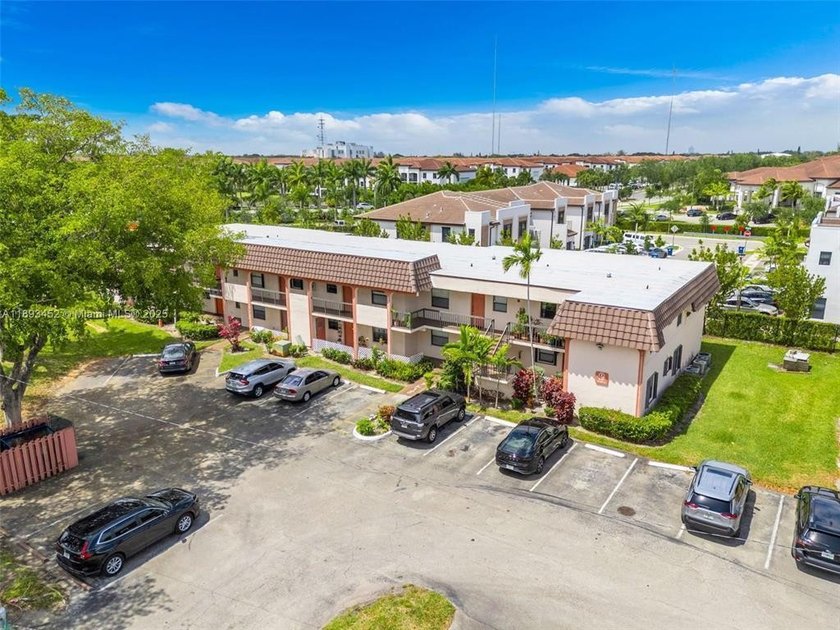 Discover the potential of this second-floor 2-bedroom - photo 3