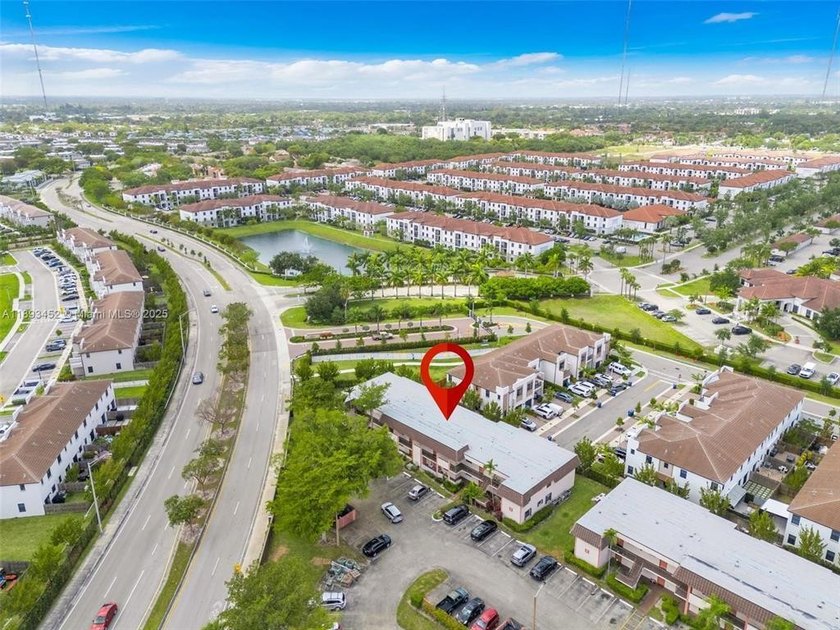 Discover the potential of this second-floor 2-bedroom - photo 6