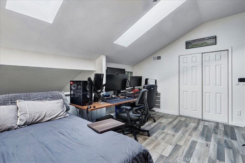 Move-in ready second-floor condo in the desirable Wrigley area - photo 19