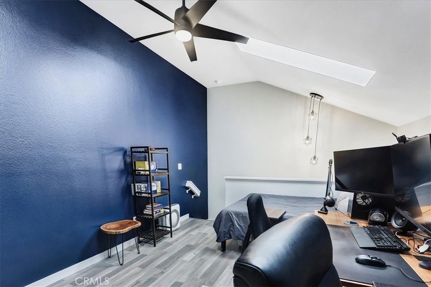Move-in ready second-floor condo in the desirable Wrigley area - photo 21