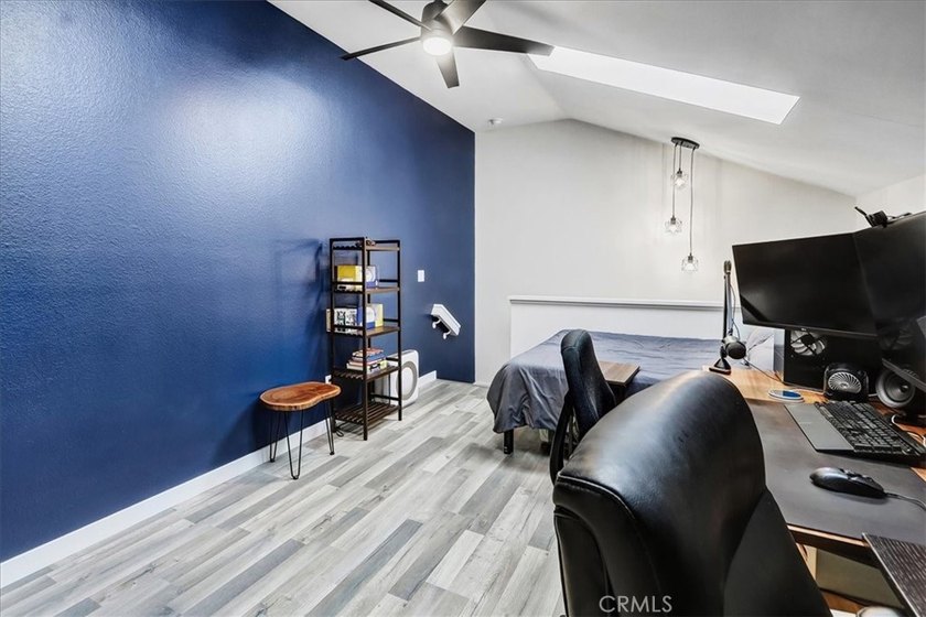 Move-in ready second-floor condo in the desirable Wrigley area - photo 22