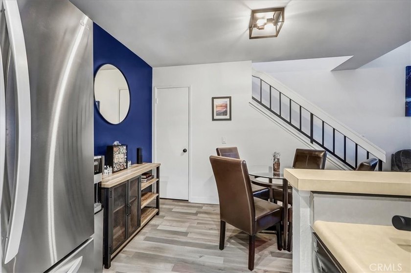 Move-in ready second-floor condo in the desirable Wrigley area - photo 24