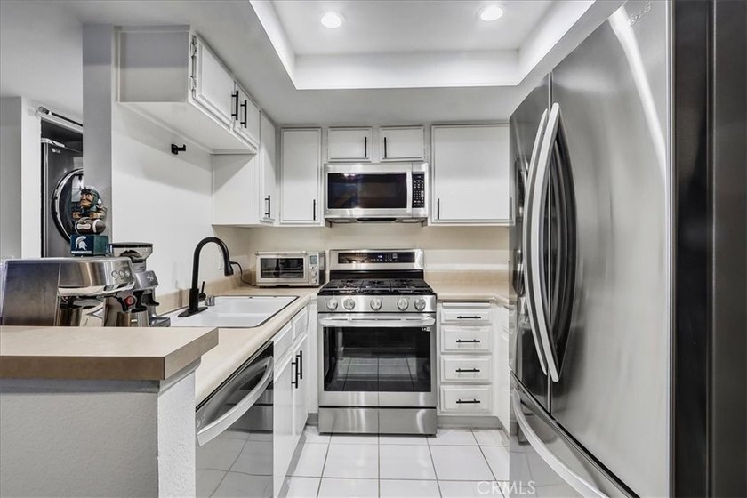 Move-in ready second-floor condo in the desirable Wrigley area - photo 25