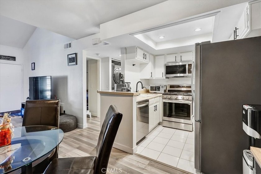 Move-in ready second-floor condo in the desirable Wrigley area - photo 26