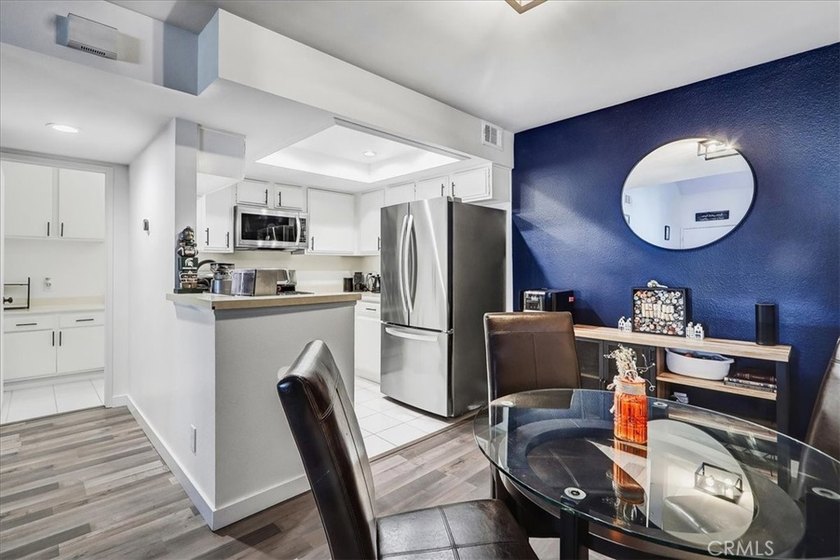 Move-in ready second-floor condo in the desirable Wrigley area - photo 27