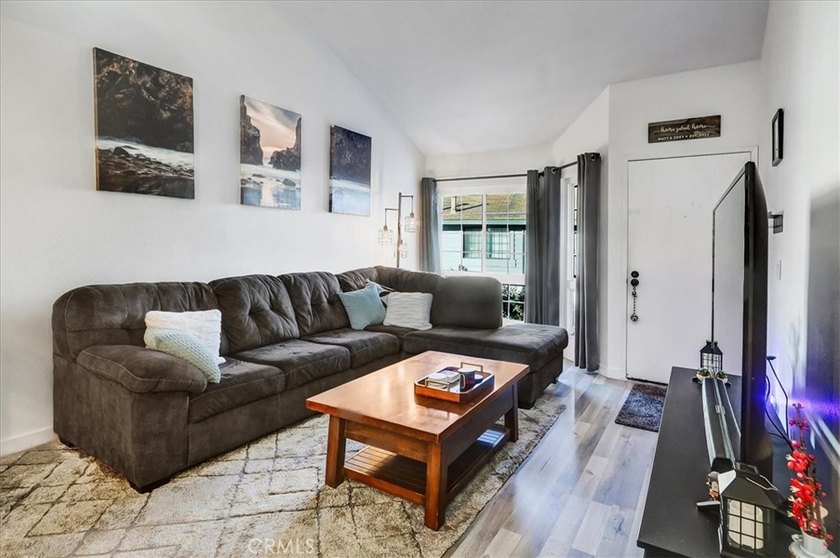 Move-in ready second-floor condo in the desirable Wrigley area - photo 30