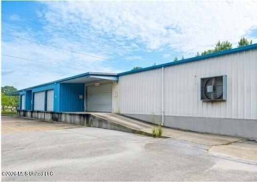 Vacant warehouse on Shortcut Road in Moss Point. In good - photo 2