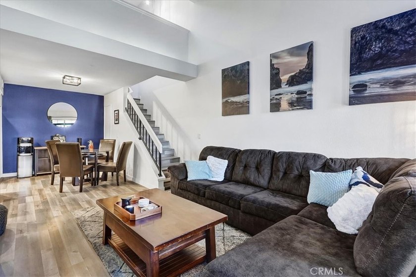 Move-in ready second-floor condo in the desirable Wrigley area - photo 32