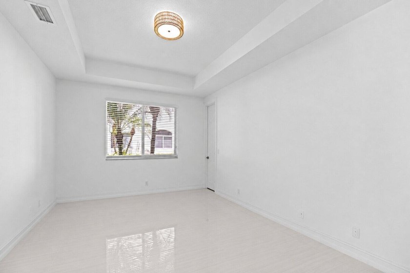 Rarely available first-floor villa in the highly sought-after - photo 8