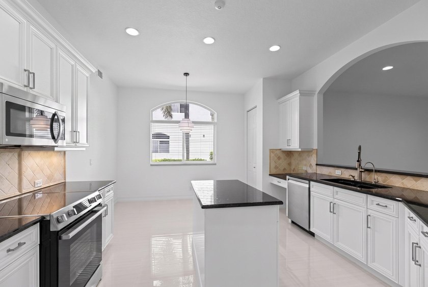 Rarely available first-floor villa in the highly sought-after - photo 10