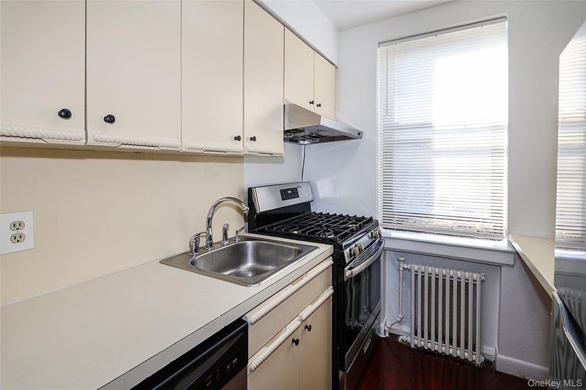 Enjoy comfortable living in this recently renovated one bedroom - photo 14