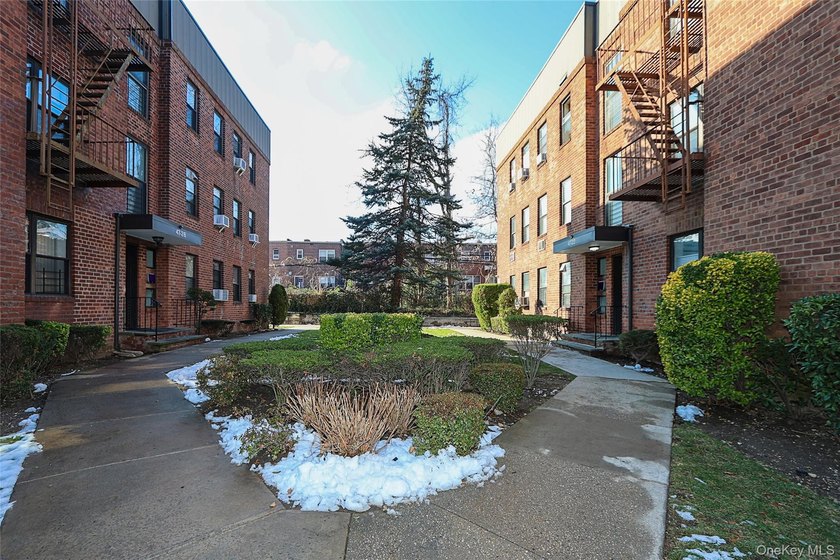 Enjoy comfortable living in this recently renovated one bedroom - photo 24