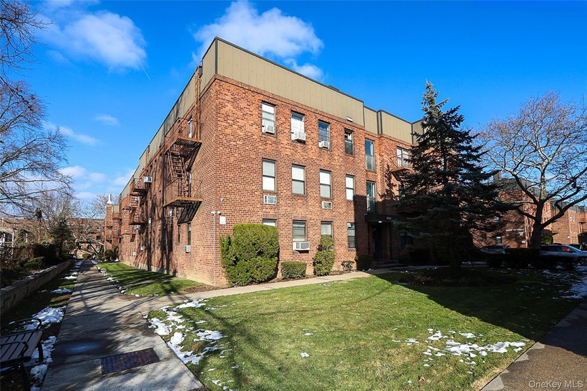 Enjoy comfortable living in this recently renovated one bedroom - photo 25