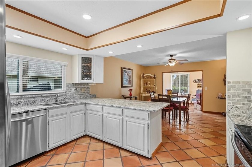 This beautifully maintained home is perfect for the golf lover - photo 22