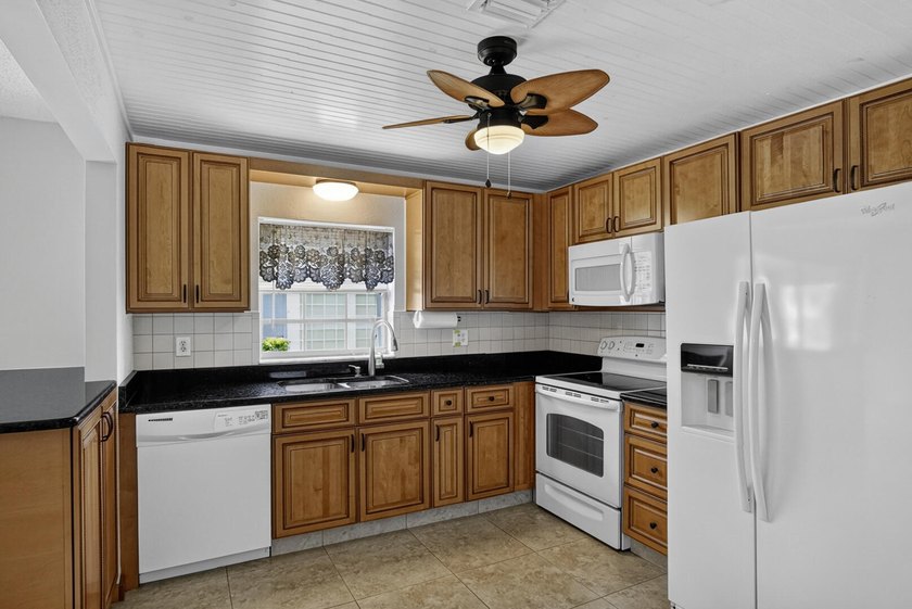 Welcome to this beautifully maintained villa in the desirable - photo 4