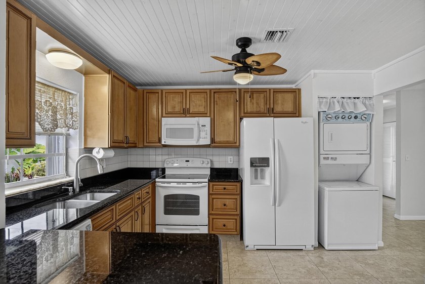Welcome to this beautifully maintained villa in the desirable - photo 5