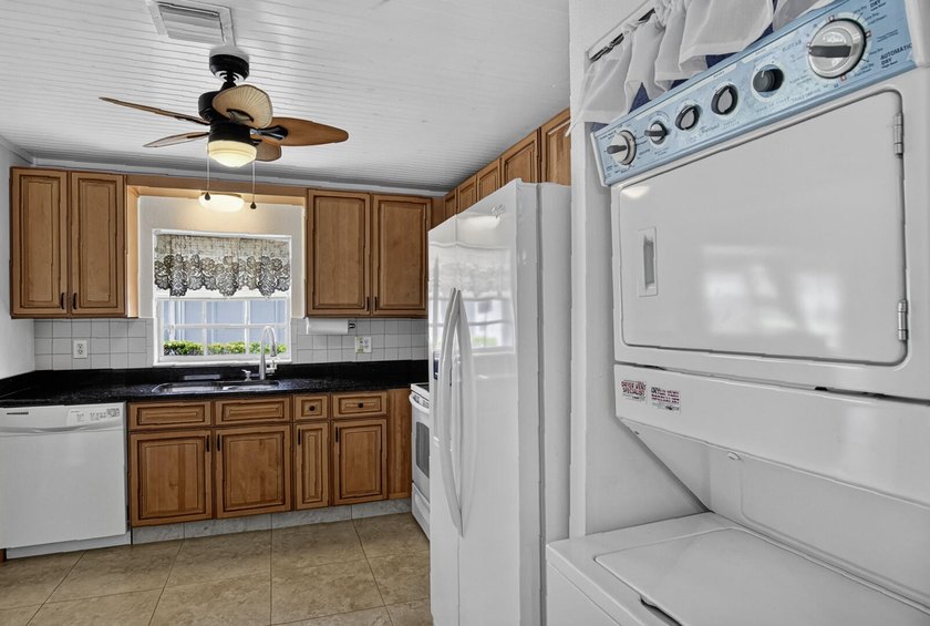 Welcome to this beautifully maintained villa in the desirable - photo 7