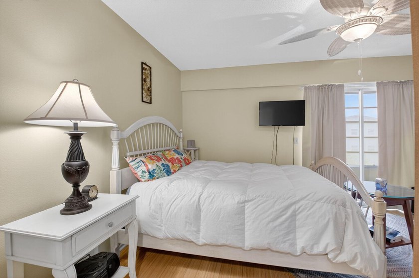 HOME SWEET HOME! Fully renovated penthouse condo right next to - photo 15