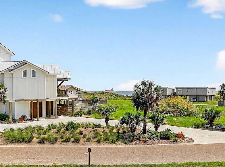 Coveted location &amp; Gulf views! This soulful Old Town home sits - photo 17