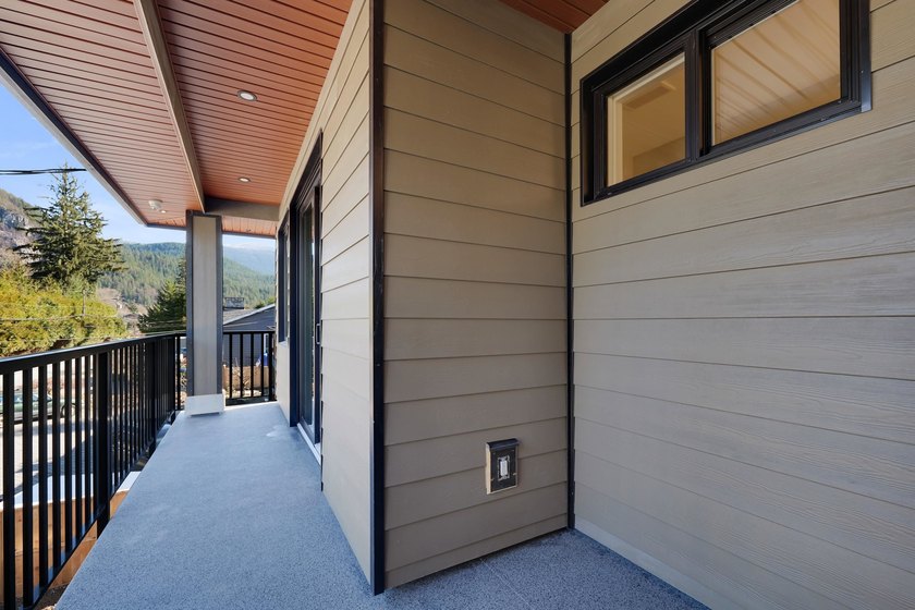 BRAND-NEW HALF DUPLEX WITH A SUITE! Located in sought-after - photo 20