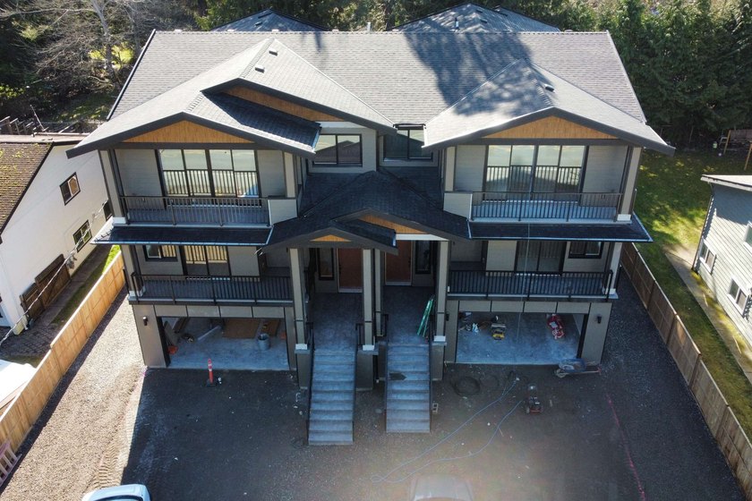 BRAND-NEW HALF DUPLEX WITH A SUITE! Located in sought-after - photo 28