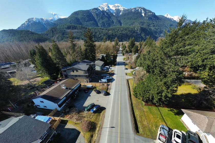 BRAND-NEW HALF DUPLEX WITH A SUITE! Located in sought-after - photo 29
