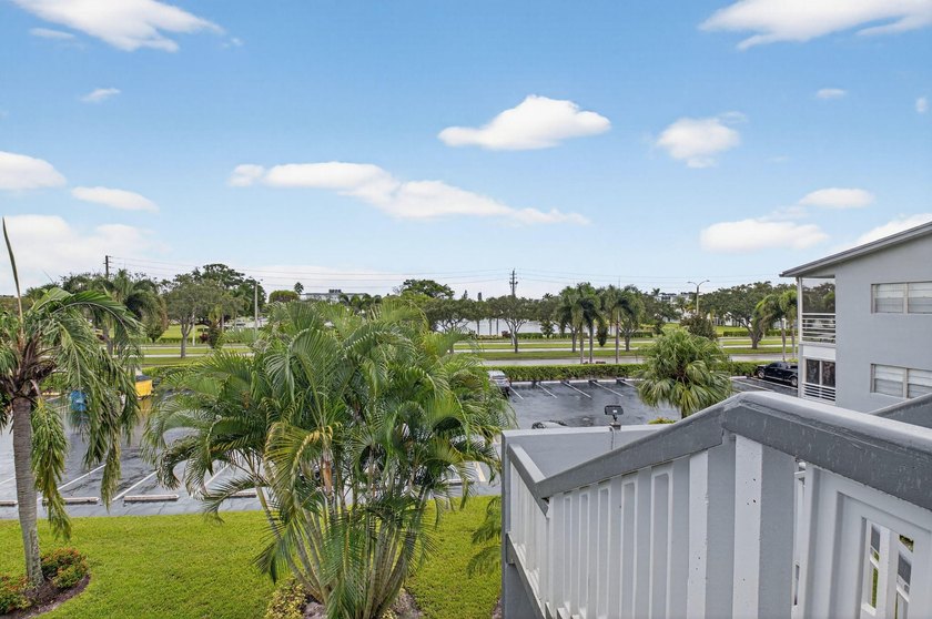 HOME SWEET HOME! Fully renovated penthouse condo right next to - photo 30