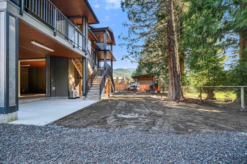 BRAND-NEW HALF DUPLEX WITH A SUITE! Located in sought-after - photo 31