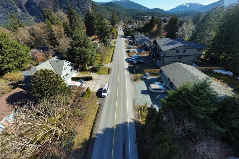 BRAND-NEW HALF DUPLEX WITH A SUITE! Located in sought-after - photo 33