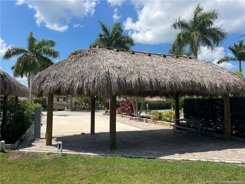 CALLING ALL PICKLE BALL PLAYERS! This beautiful lot has it all! - photo 3