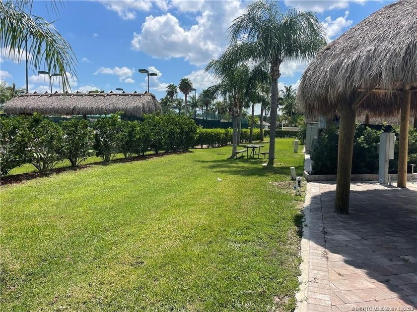 CALLING ALL PICKLE BALL PLAYERS! This beautiful lot has it all! - photo 4