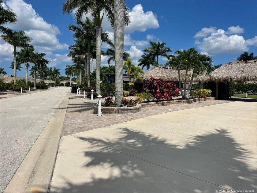 CALLING ALL PICKLE BALL PLAYERS! This beautiful lot has it all! - photo 10