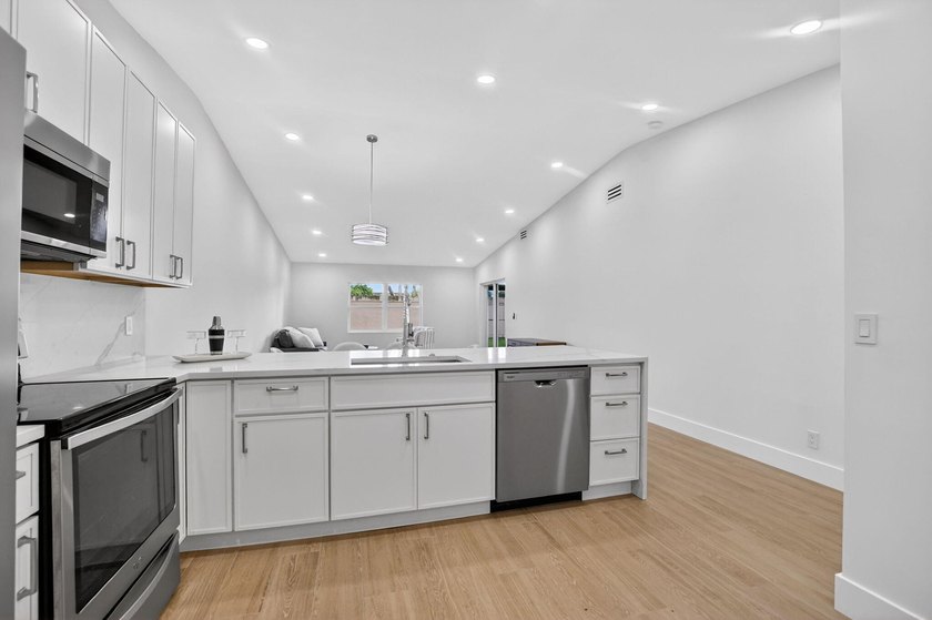 This beautifully remodeled and move-in ready 2- bedroom - photo 15