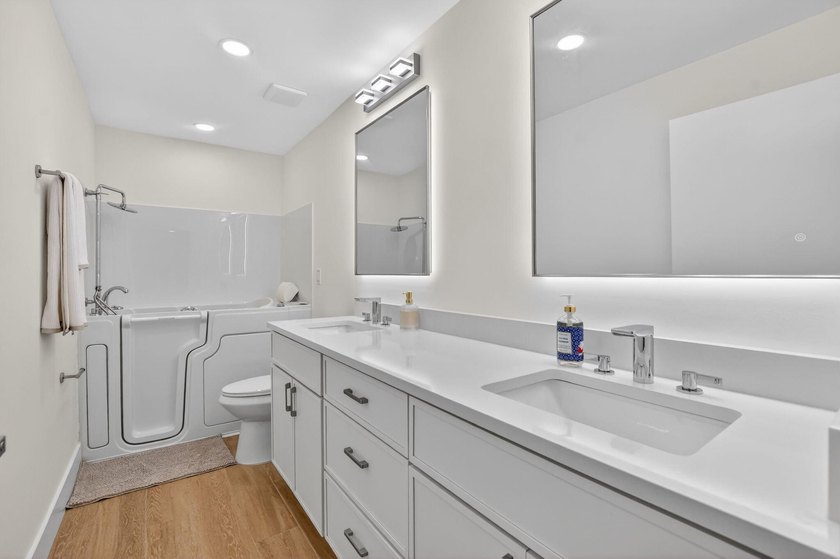 This beautifully remodeled and move-in ready 2- bedroom - photo 21