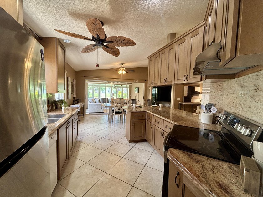 Lakefront living in the heart of St. Lucie West! This spacious - photo 6