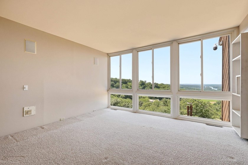 Perched high above the Mississippi River Valley, this - photo 42