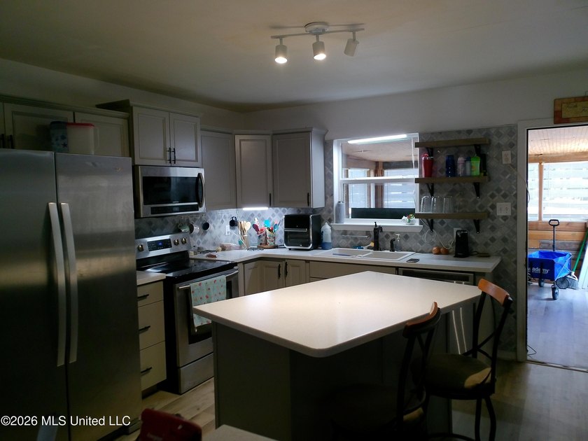 Well maintained 3bdrm 1.5 bath 1364 square foot home. New roof - photo 2