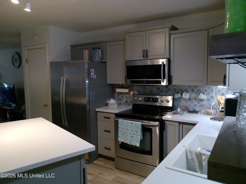 Well maintained 3bdrm 1.5 bath 1364 square foot home. New roof - photo 3