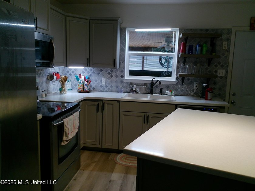 Well maintained 3bdrm 1.5 bath 1364 square foot home. New roof - photo 4