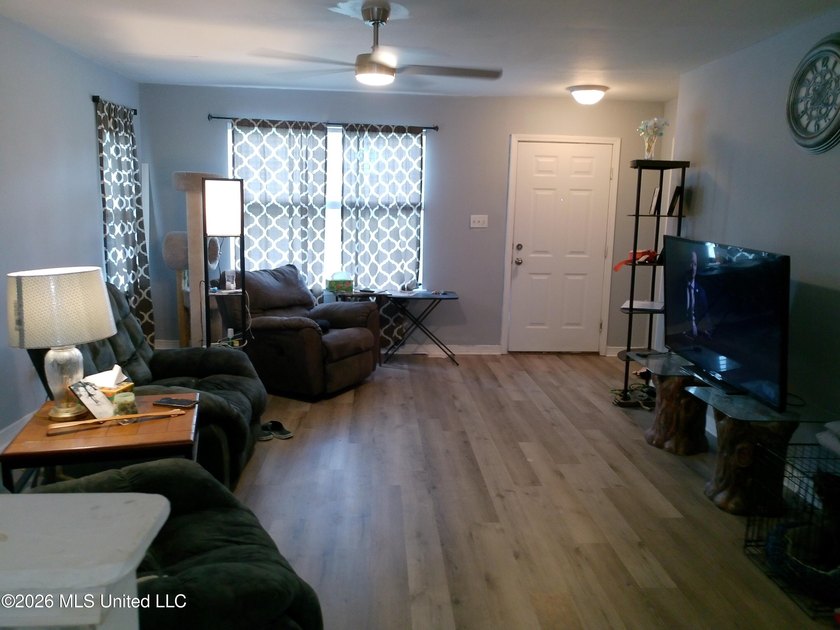 Well maintained 3bdrm 1.5 bath 1364 square foot home. New roof - photo 5