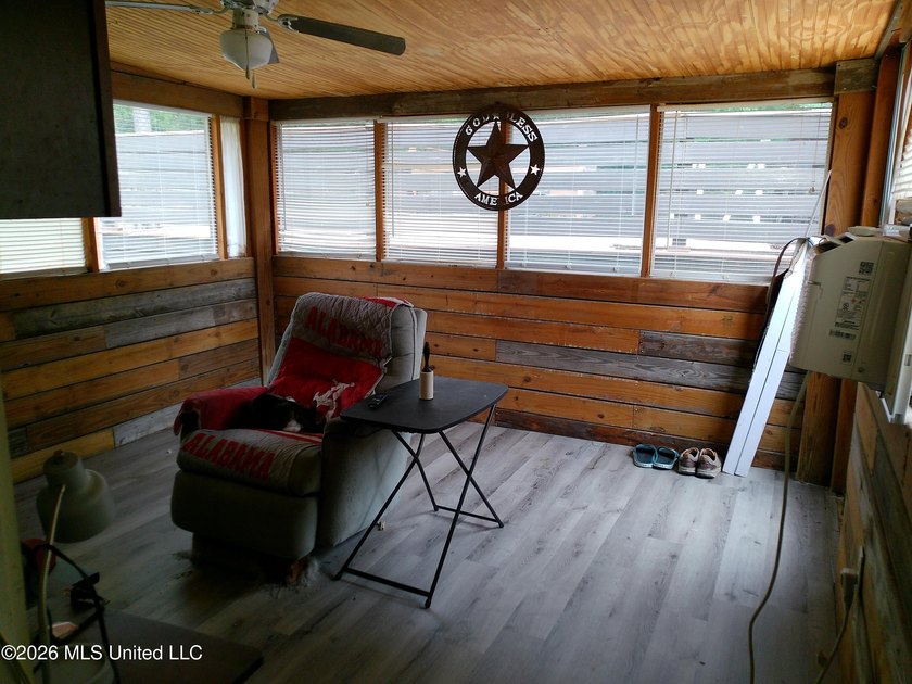Well maintained 3bdrm 1.5 bath 1364 square foot home. New roof - photo 7