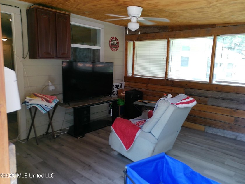 Well maintained 3bdrm 1.5 bath 1364 square foot home. New roof - photo 8