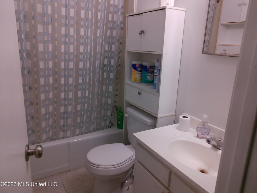 Well maintained 3bdrm 1.5 bath 1364 square foot home. New roof - photo 10