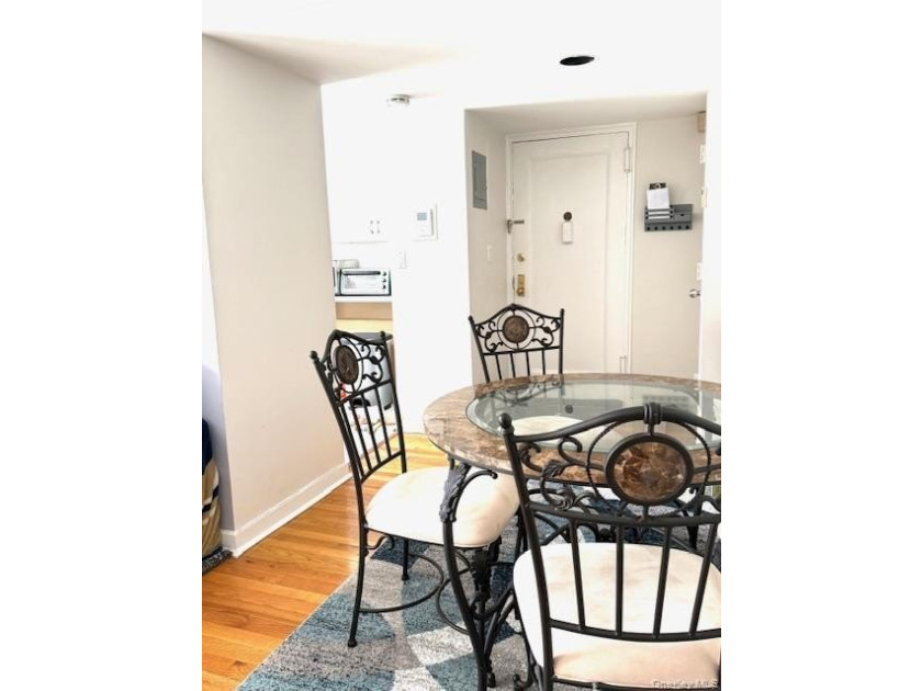 Motivated seller. Spacious top-floor 1-bedroom offering comfort - photo 3