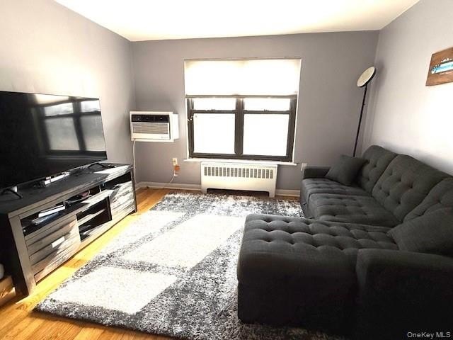 Motivated seller. Spacious top-floor 1-bedroom offering comfort - photo 4
