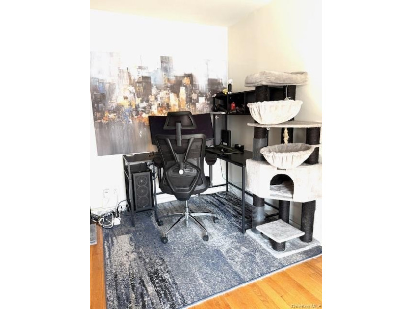 Motivated seller. Spacious top-floor 1-bedroom offering comfort - photo 5