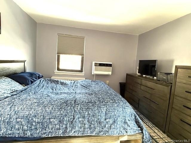 Motivated seller. Spacious top-floor 1-bedroom offering comfort - photo 7