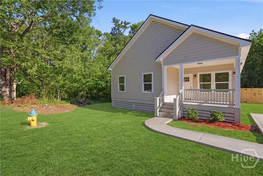 Brand New Construction. PRICED BELOW APPRAISED VALUE!!! 4 Bed, 2 - photo 3